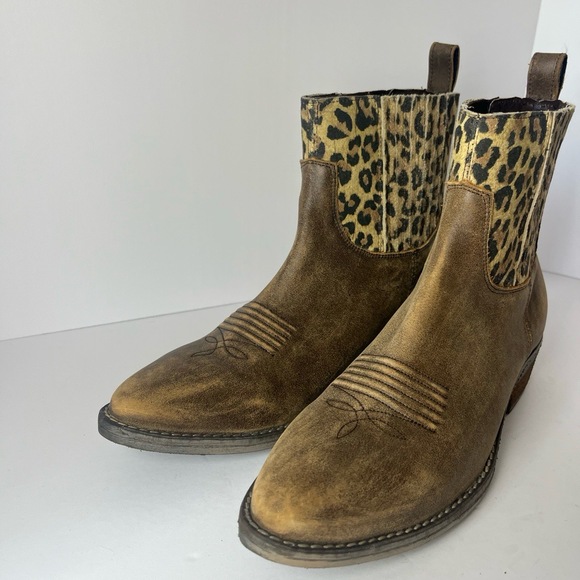 Very Volatile Braya Brown Leopard Print Suede Pull Tabs Stacked Heel Ankle Boots - Picture 2 of 7